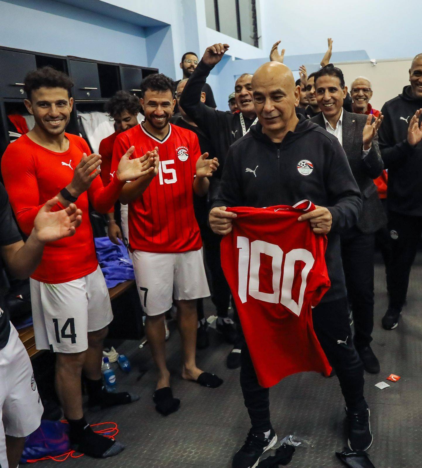منتخب مصر يحتفل بوصول محمد صلاح للمباراة رقم 100.. صور