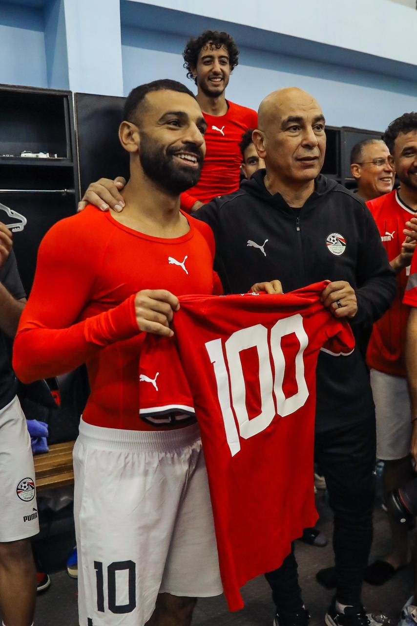 منتخب مصر يحتفل بوصول محمد صلاح للمباراة رقم 100.. صور