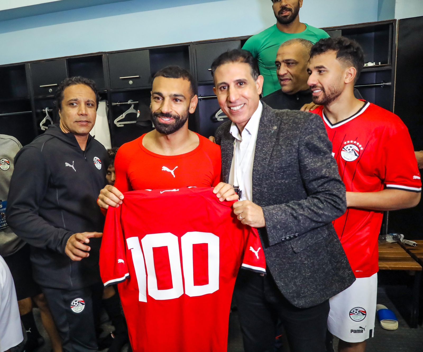 منتخب مصر يحتفل بوصول محمد صلاح للمباراة رقم 100.. صور