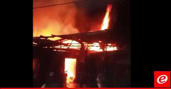 حريق في مصنع للأخشاب في زغرتا وفرق الدفاع المدني تعمل على إخماده