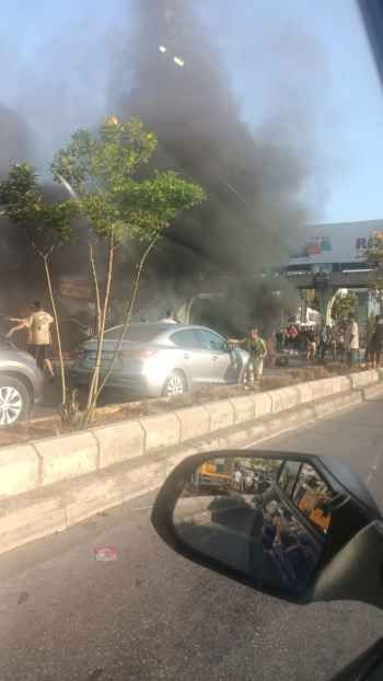 "النشرة": قطع طريق المطار عند مدخل مخيم برج البراجنة بالإطارات المشتعلة