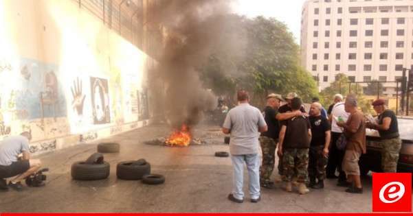 العسكريون المتقاعدون يغلقون طرقات المداخل المؤدية إلى السراي قبيل انعقاد جلسة الحكومة