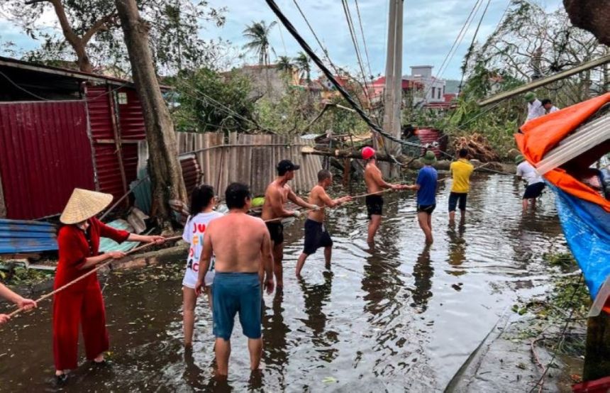 صور| إعصار ياجي يخلف دمارًا كبيرًا في فيتنام ويقتل  65 شخصًا