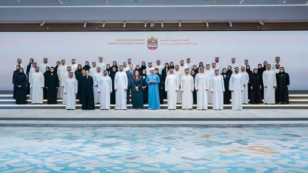 أمام عبدالله بن زايد.. دفعة من الدبلوماسيين الجدد يؤدون اليمين القانونية