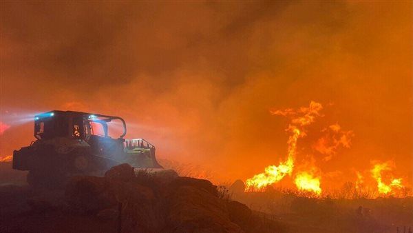 سماء جنوب كاليفورنيا تتغطى بأعمدة الدخان نتيجة عدة حرائق كبرى