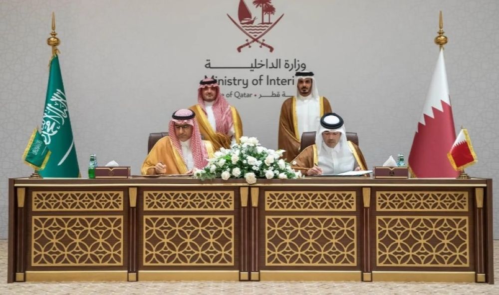 وزير الداخلية يبحث التعاون الأمني مع نظيره القطري