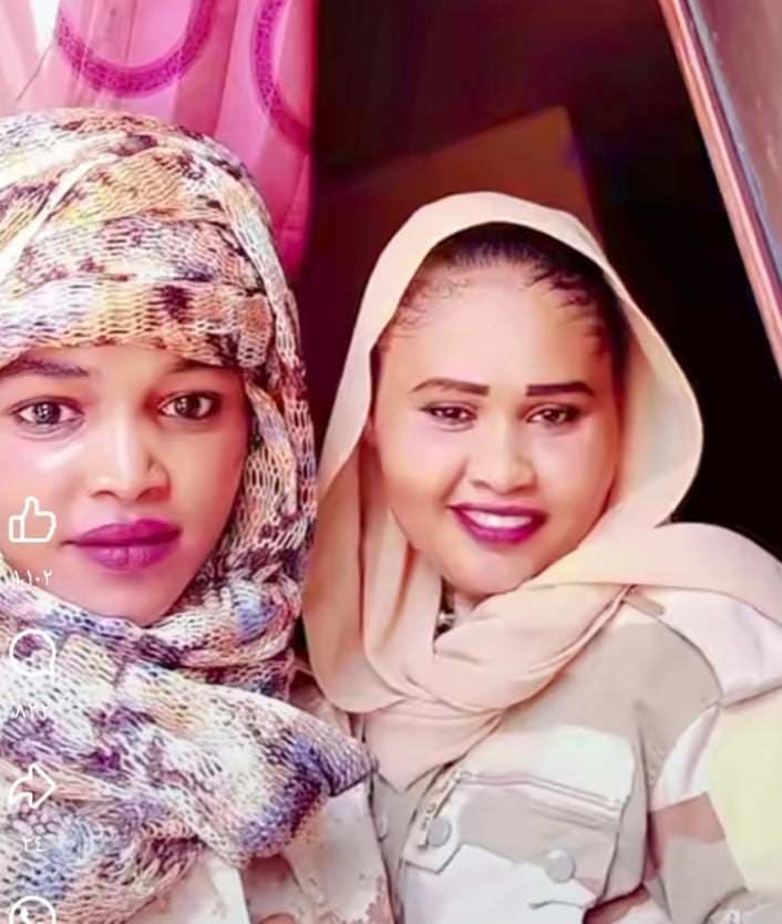 شاهد بالصورة والفيديو.. فتيات تابعات لقوات الدعم السريع يثرن سخرية الجمهور بعد تلويحهن بإشارات فاضحة وغير أخلاقية (نحنا نمور وأسود وعيال دقلو ببلوا بل حار)