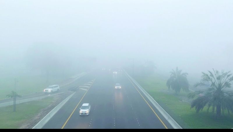 الامارات | شرطة أبوظبي تمنع مركبات محددة من السير أثناء الضباب
