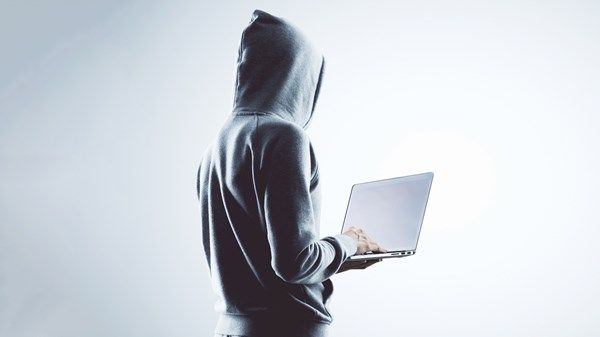 شرطة أبوظبي: الاحتيال الإلكتروني.. أحلام وهمية وخادعة بالثراء