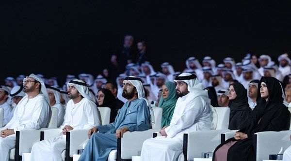 محمد بن راشد يشهد جانباً من جلسة "ومضات قيادية من مدرسة محمد بن راشد"