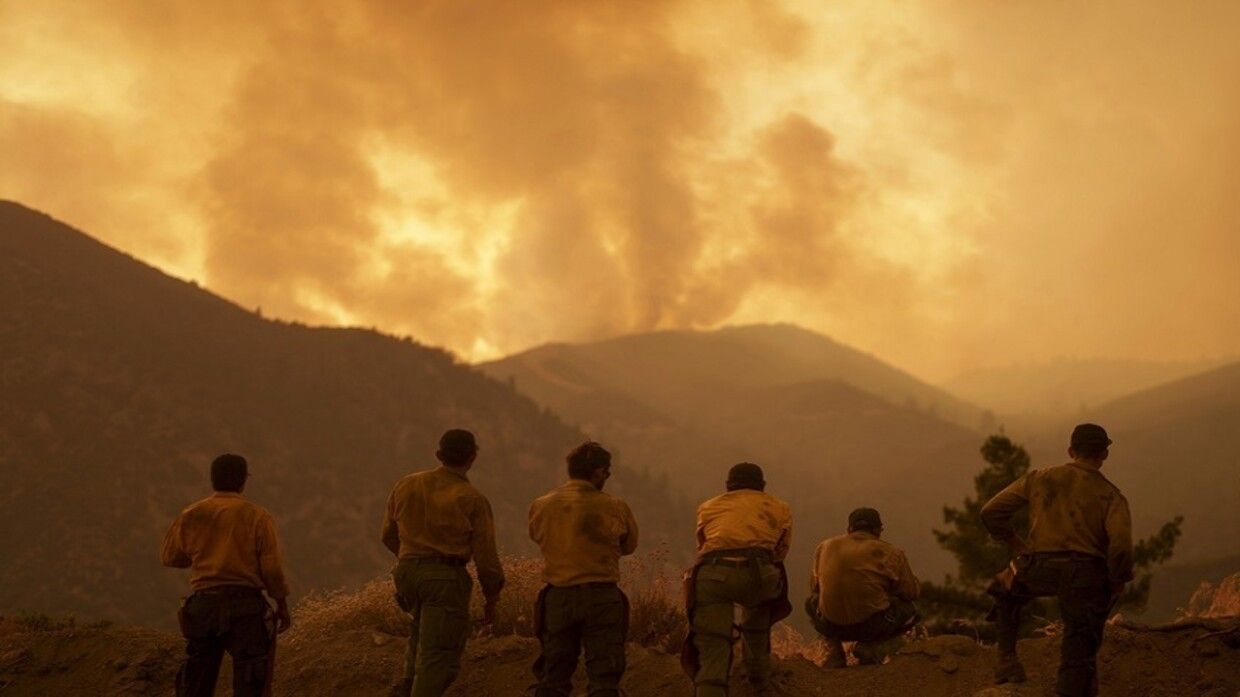 سماء جنوب كاليفورنيا تتغطى بأعمدة الدخان نتيجة عدة حرائق كبرى