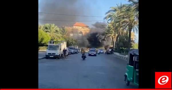 احراق اطارات امام دارة ميقاتي في طرابلس من قبل العسكريين المتقاعدين