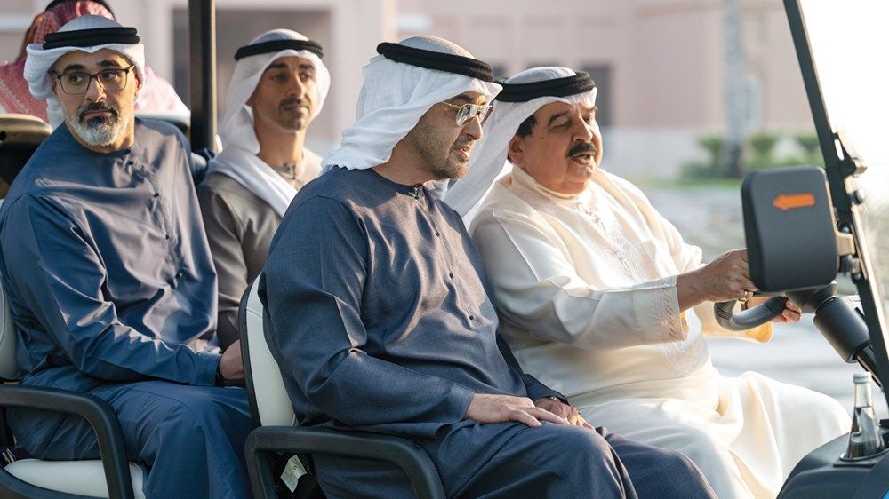 رئيس الدولة وملك البحرين: تعزيز العمل المشترك لخدمة التنمية