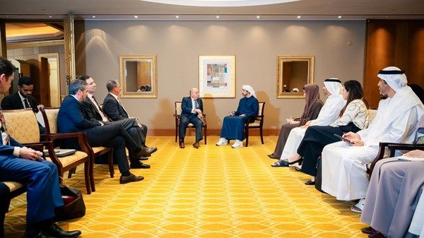رئيس الدولة يتلقى رسالة خطية من رئيس البرازيل تسلمها عبدالله بن زايد