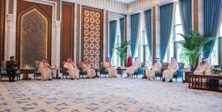 بتوجيه من القيادة.. وزير الداخلية يستعرض العلاقات والتعاون مع أمير قطر