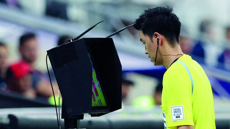 الامارات | عبوة «الرذاذ المتلاشي» تصل إلى حكم مباراة المنتخب وإيران بعد 40 دقيقة