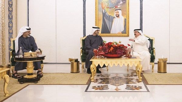 رئيس الدولة وملك البحرين: تعزيز العمل المشترك لخدمة التنمية