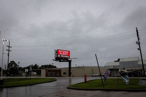 إعصار "فرنسين" يهدد لويزيانا وأوامر بإجلاء السكان