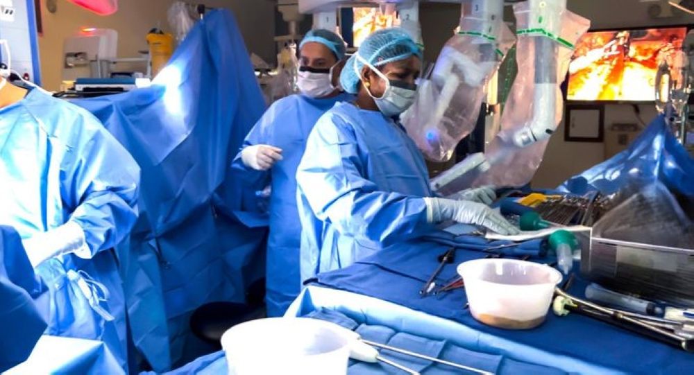 الأولى في العالم.. "التخصصي" ينجح في عملية زراعة قلب كاملة بالروبوت