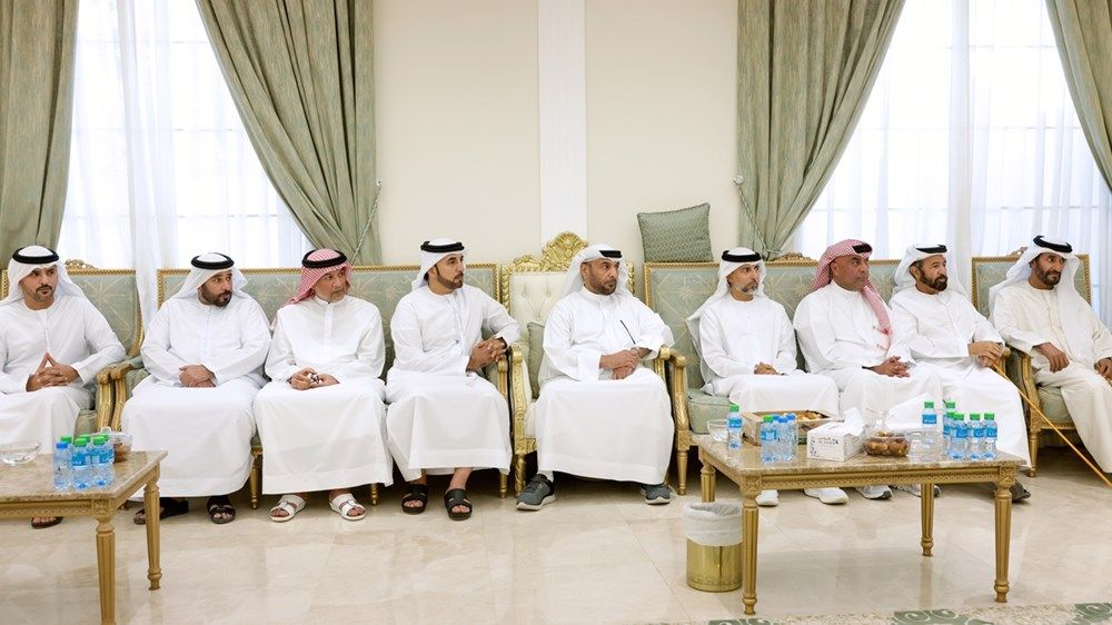 محمد بن راشد يقدم واجب العزاء في وفاة زوجة أحمد بن حميد المنصوري
