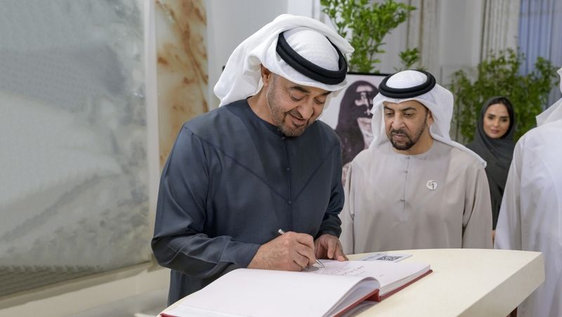 الامارات | رئيس الدولة يتسلم نسخة من كتاب «الشيخة سلامة بنت بطي»