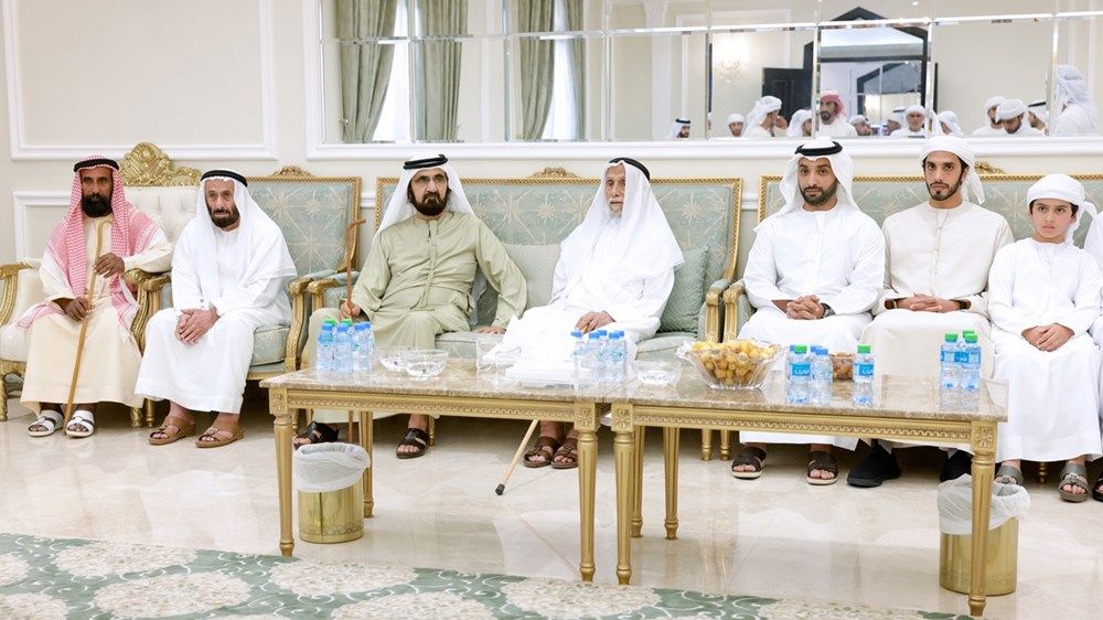 محمد بن راشد يقدم واجب العزاء في وفاة زوجة أحمد بن حميد المنصوري