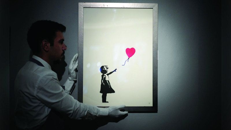 الامارات | الشرطة البريطانية تستعيد «فتاة مع بالون»