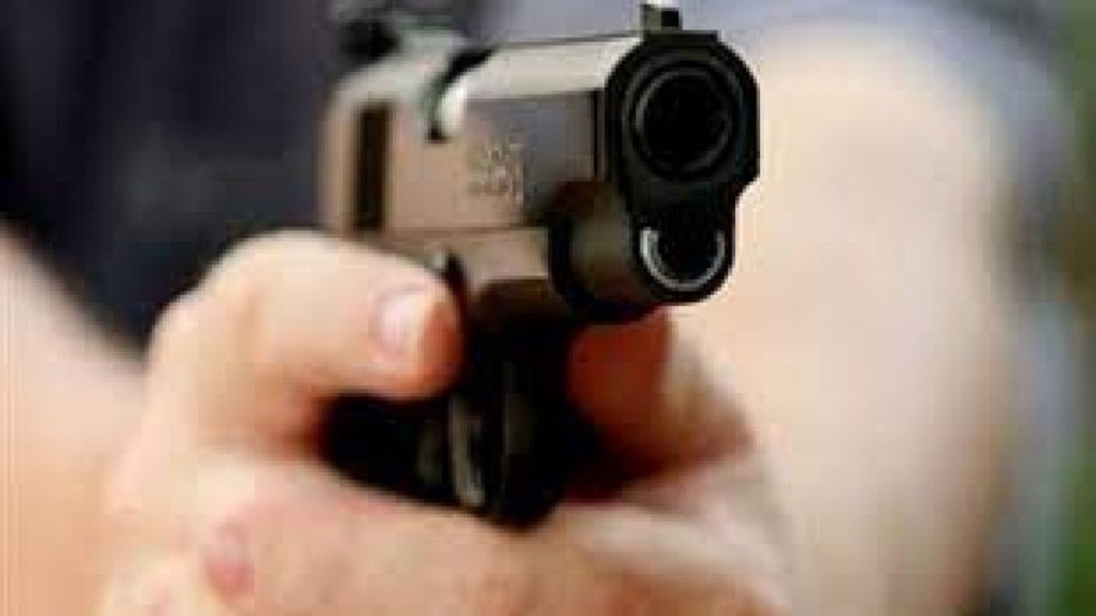 الامارات | جريمة بشعة في لبنان.. يقتل والده وزوجته وابنه ثم ينتحر