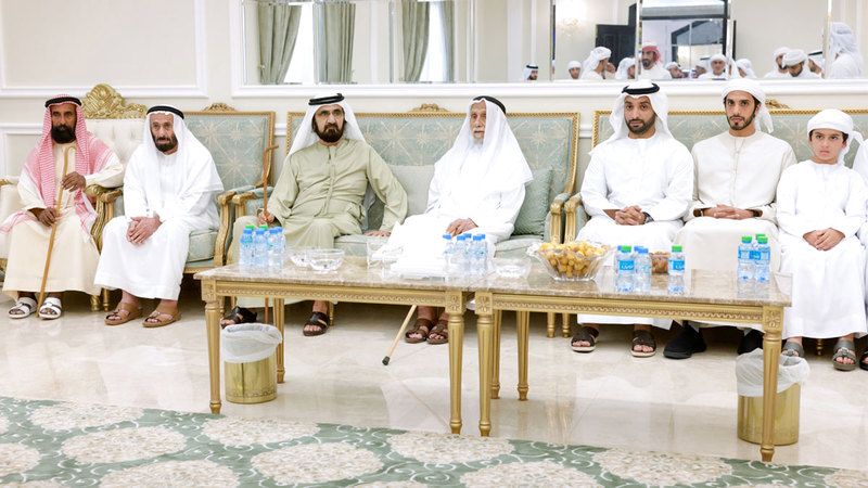 الامارات | محمد بن راشد يقدّم واجب العزاء في وفاة زوجة أحمد بن حميد المنصوري