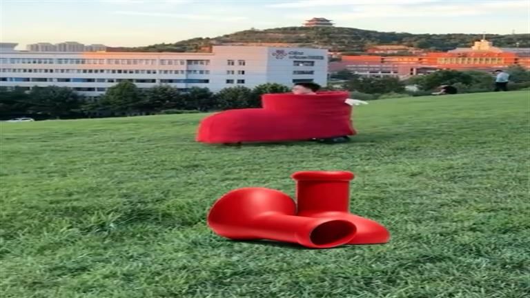 فيديو صادم.. شاب يصنع أغرب وأكثر الأثاث جنونا