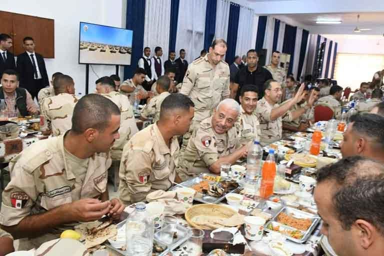 وزير الدفاع من قاعدة محمـد نجيب العسكرية: ماضون بكل قوة في تطوير التدريب القتالي