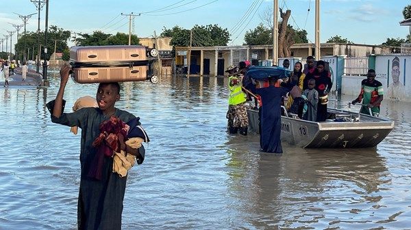 فرار نحو 300 سجين في نيجيريا إثر فيضانات