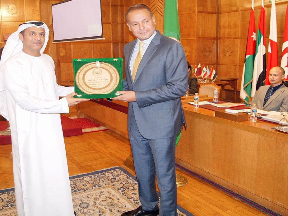 الخليج اليوم .. الجامعة العربية تكرم الإمارات لجهودها في دعم مكافحة الاتجار والانتشار غير المشروع للأسلحة الصغيرة والخفيفة