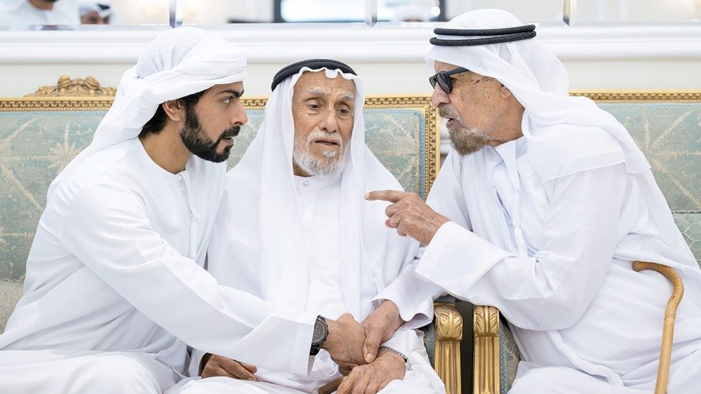 أحمد بن محمد ونهيان بن مبارك وخليفة بن طحنون يعزون في وفاة زوجة أحمد بن عمهي المنصوري