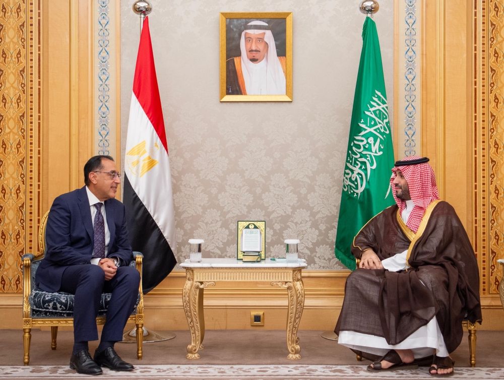 ولي العهد يبحث سبل تعزيز التعاون مع رئيس وزراء مصر