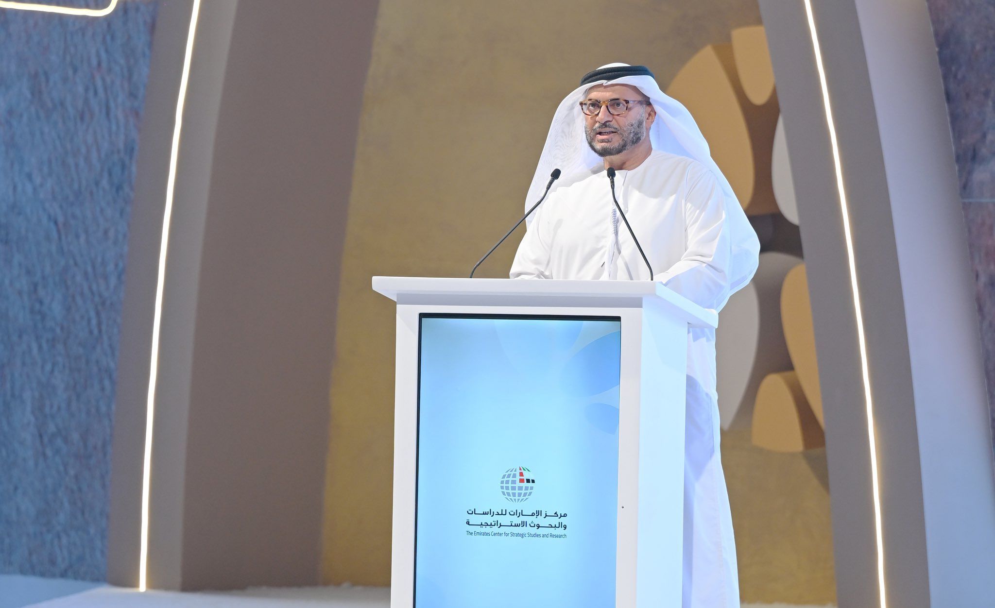 الخليج اليوم .. أنور قرقاش: الحوار هو السبيل الأكثر فعالية لمواجهة التحديات الإقليمية والعالمية