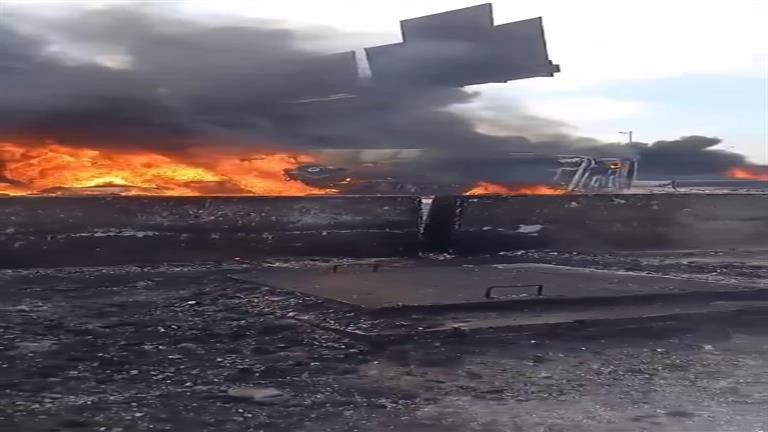 اشتعال تريلا أعلى الطريق الأوسطي