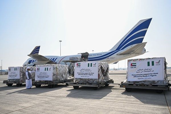 الإمارات ترسل طائرة إمدادات غذائية إلى المتضررين من الفيضانات في نيجيريا