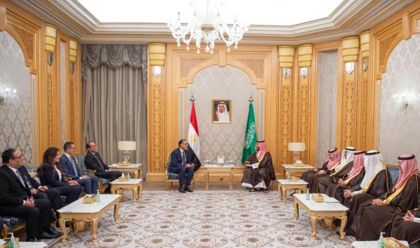 ولي العهد يبحث سبل تعزيز التعاون مع رئيس وزراء مصر