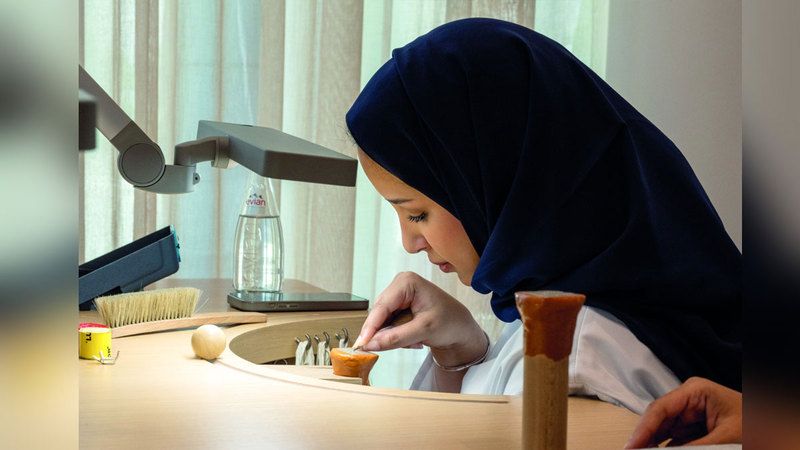 الامارات | أنامل إماراتية من ذهب.. مصممات لكل منهن مع المجوهرات حكاية