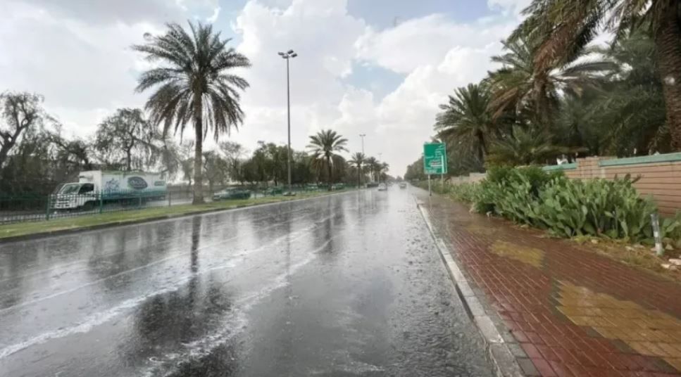 السعودية | أمطار متوسطة إلى غزيرة تؤدي لجريان السيول على مكة والجنوب