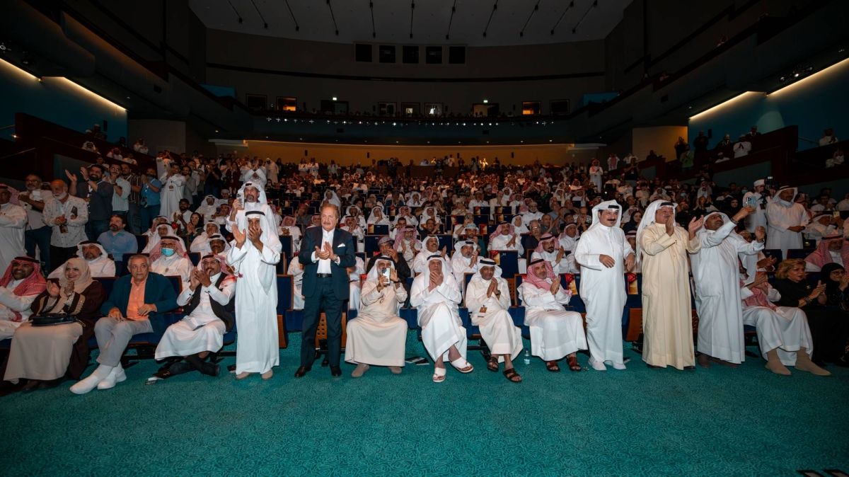 مسرحية "غصة عبور" الكويتية.. شخصيات عالقة بين الرحيل والعودة تُبهر الجماهير في مهرجان المسرح الخليجي