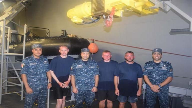 القوات البحرية تنقذ 3 سائحين بريطانيين بالبحر الأحمر- صور