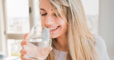 8 أسباب لتناول كوب من الماء على معدة فارغة
