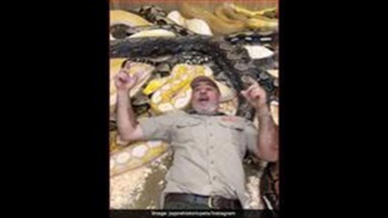 "حفلة الثعابين".. 10 صور لرجل يحتفل بعيد ميلاده بطريقة مرعبة