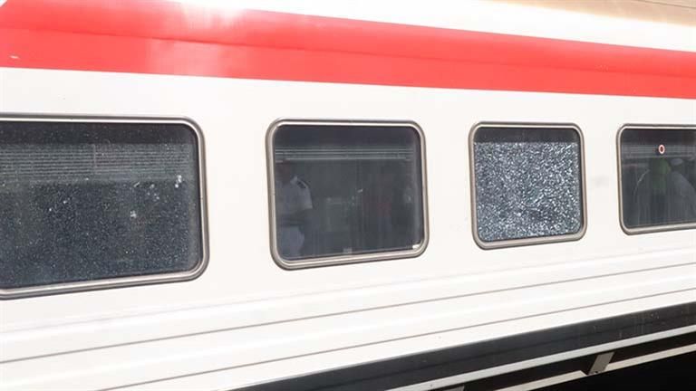 45 صورة ترصد كسر زجاج القطارات.. والسكة الحديد للأهالي: ساعدونا