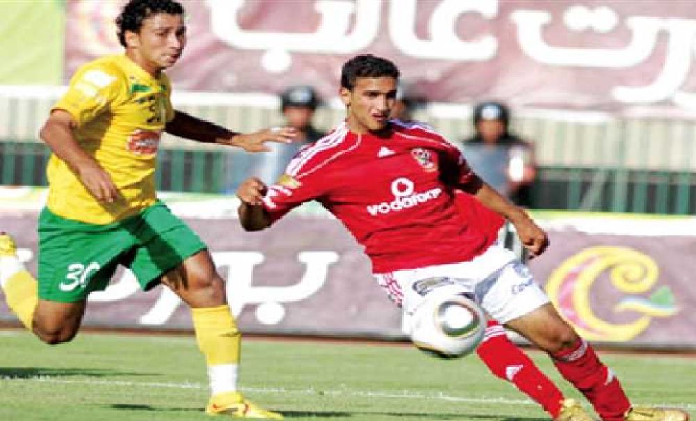 لاعب الأهلي السابق يعتزل كرة القدم