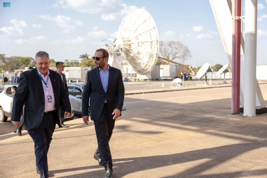 محافظ الاتصالات والتقنية يبحث تطوير قطاع الفضاء مع شركة برازيلية