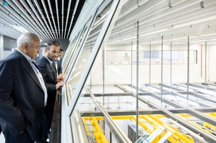 محافظ الاتصالات والتقنية يبحث تطوير قطاع الفضاء مع شركة برازيلية