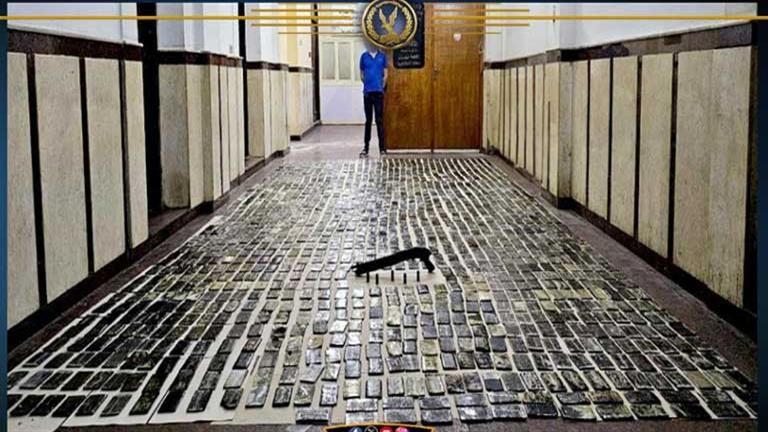 مخدرات بـ 12 مليون جنيه.. ليلة سقوط تاجر الكيف بـ 150 كيلو حشيش في الإسكندرية